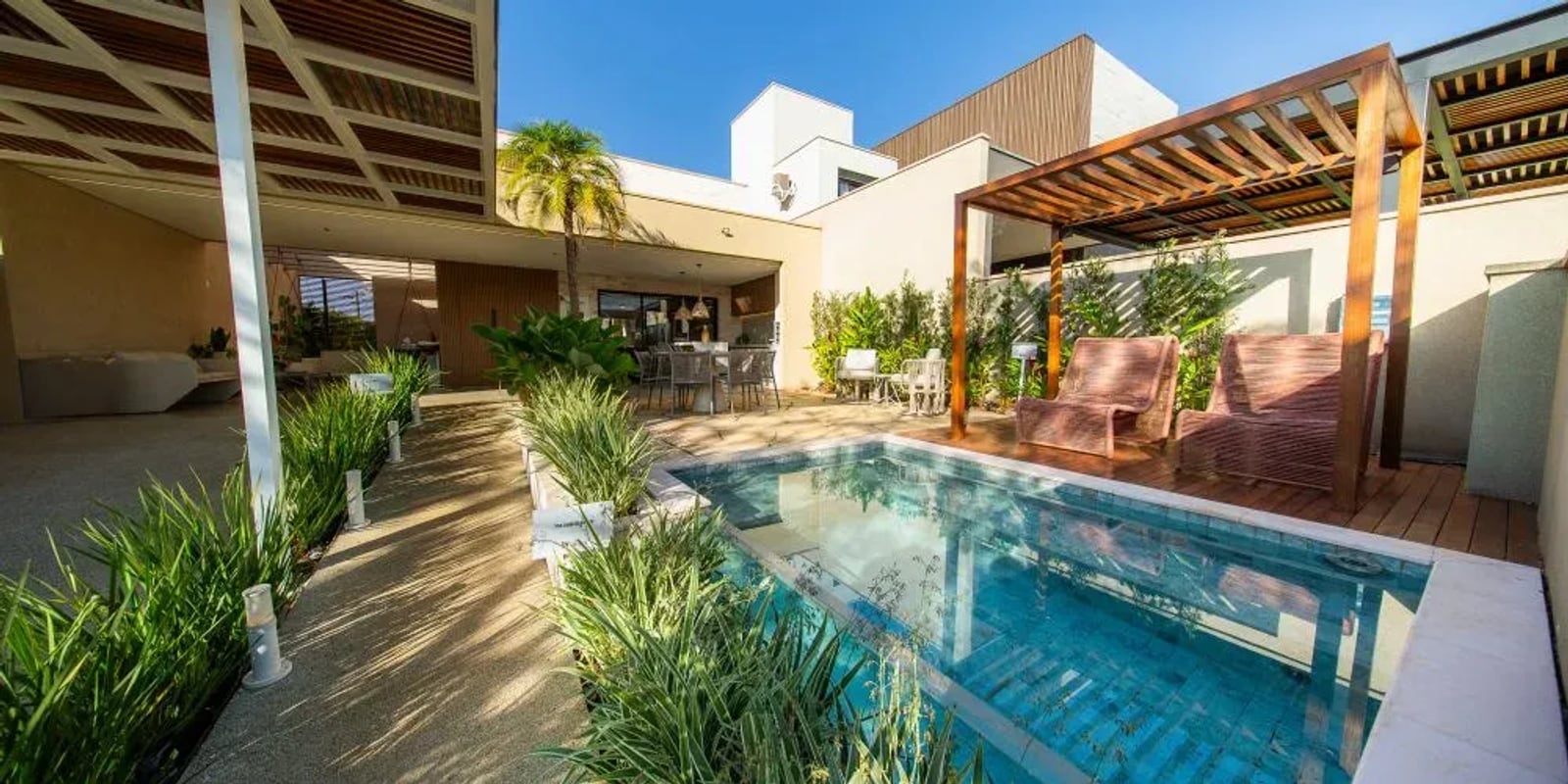 Piscina e área externa — casa térrea (imagem ilustrativa)